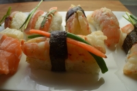 Sushi-Boote mit grünen Bohnen