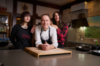 Produktion von neuen Rezepten für den Grill mit einer Zeitung