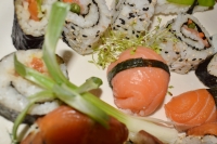 Sushi-Bällchen mit Räucherlachs